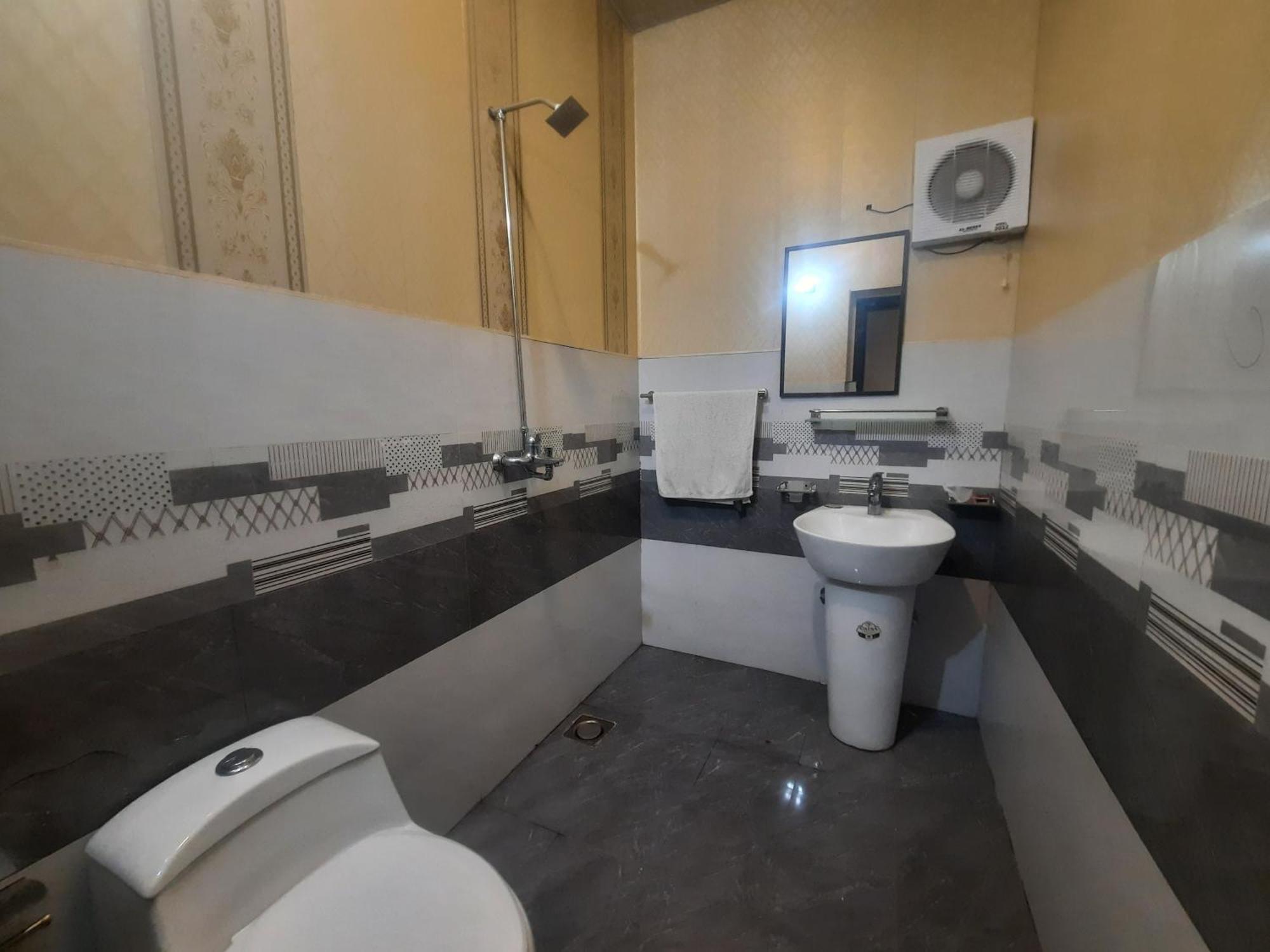 Royal Fort Executive Hotel Gulberg Lahore Rum bild